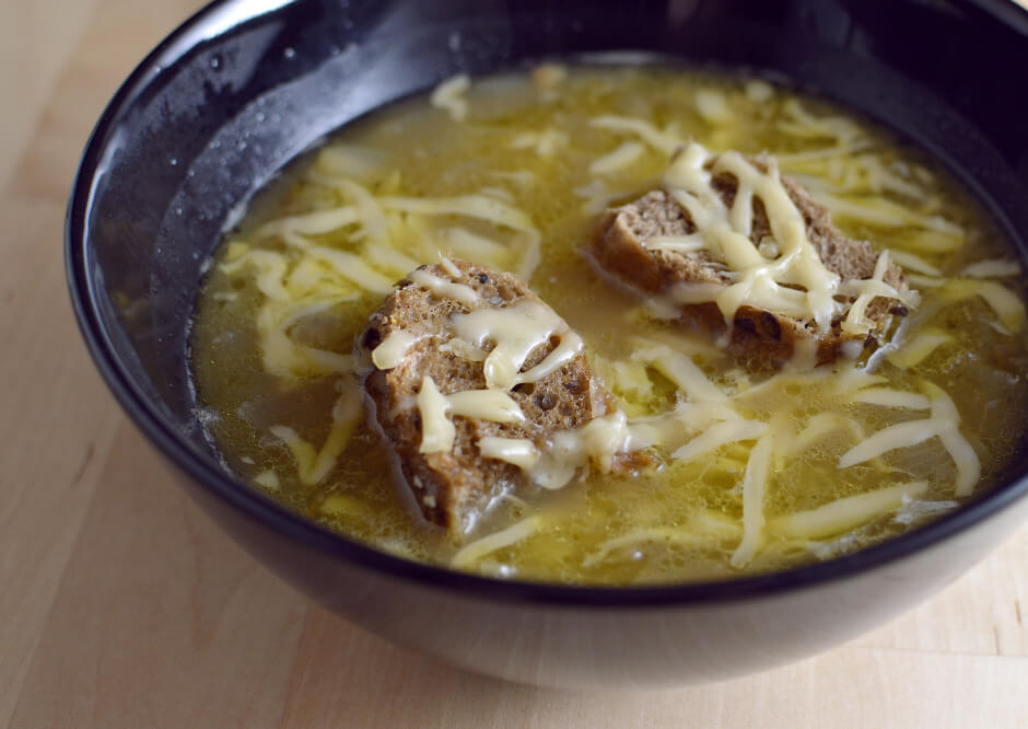 Soupe à l'oignon (pravá francúzska cibulačka)